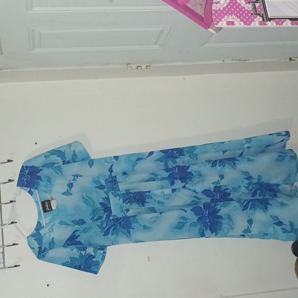 Cute floral dress with shoulder pads